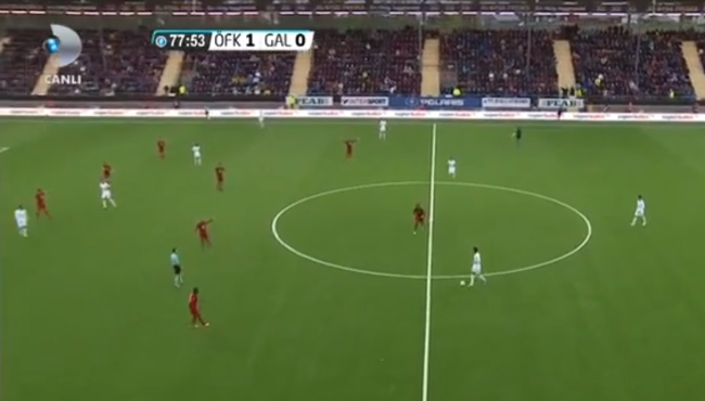 Galatasaray-Östersunds maçında sahaya giren iki terörist öcalan bayrağı açmış!