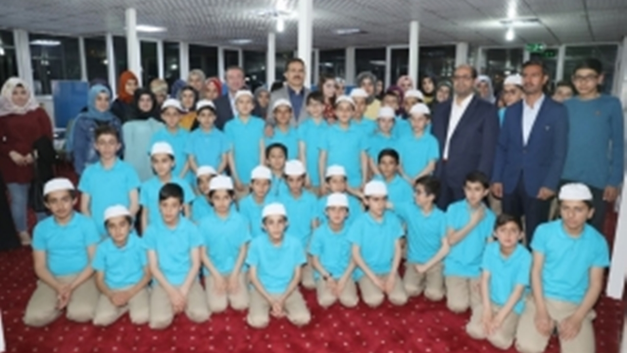 Hakkari'de Vali İdris Akbıyık, Kur’an kursu öğrencileriyle iftarda buluştu