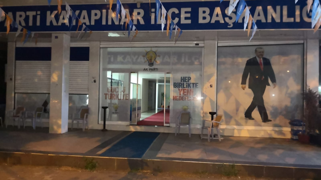 Diyarbakır'da AK Parti binasına bombalı saldırı...