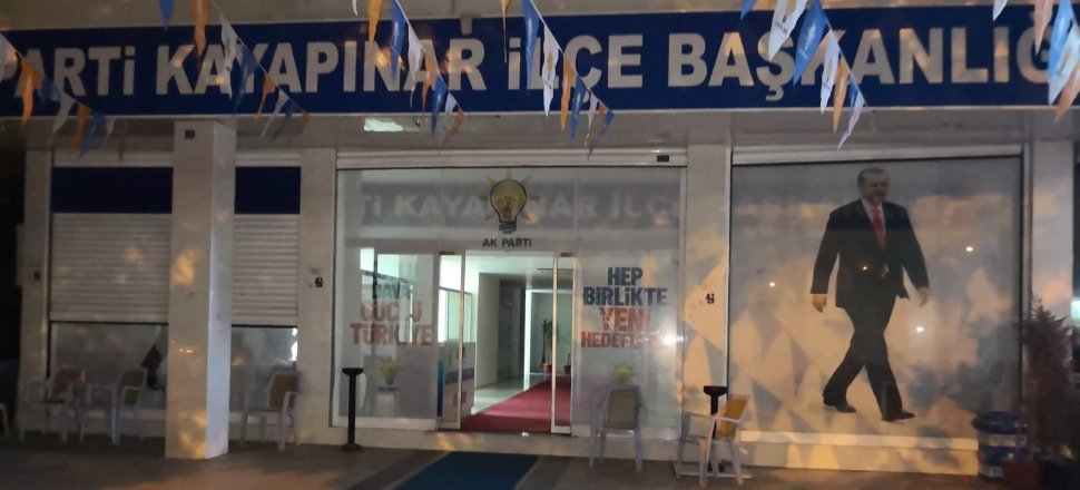 Diyarbakır'da AK Parti binasına bombalı saldırı...