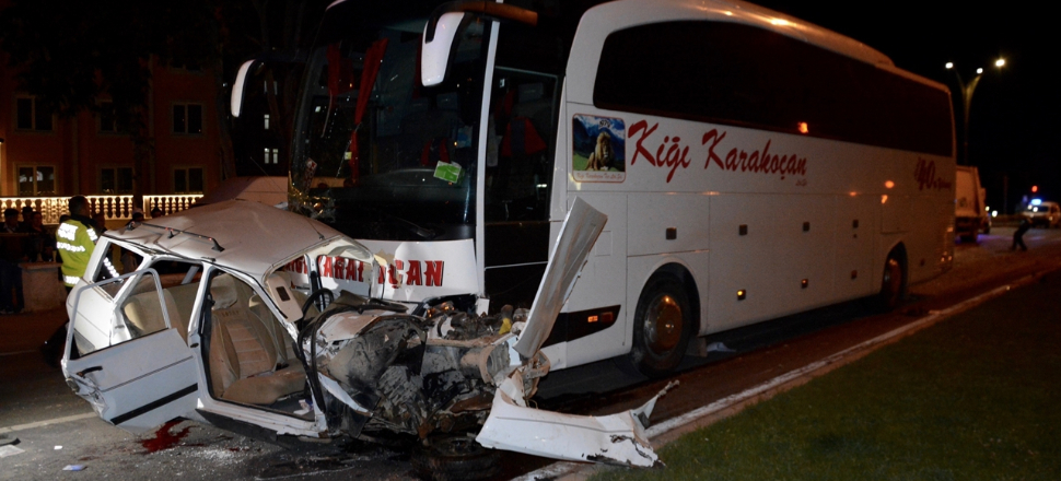 Otomobille otobüs çarpıştı: 3 ölü...