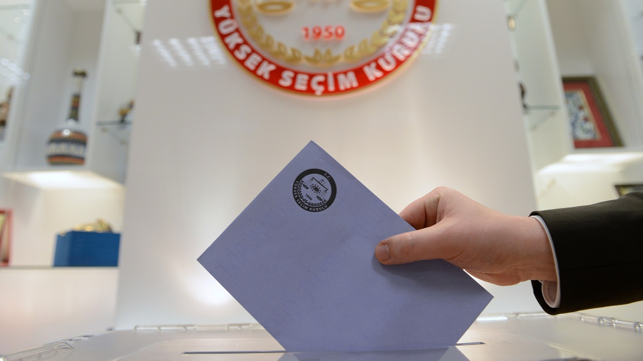 AK Partili isimden kritik mesajlar!