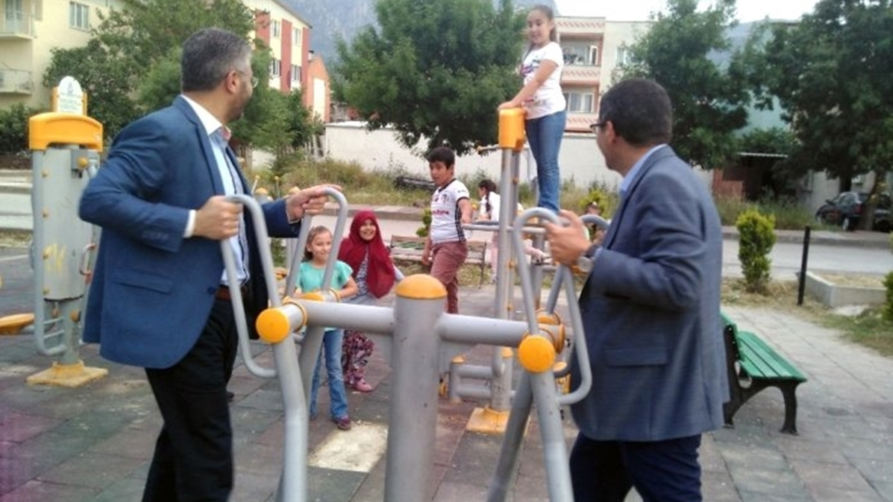 Manisa'da Başkan Ömer Faruk Çelik parkı çocuklara emanet etti