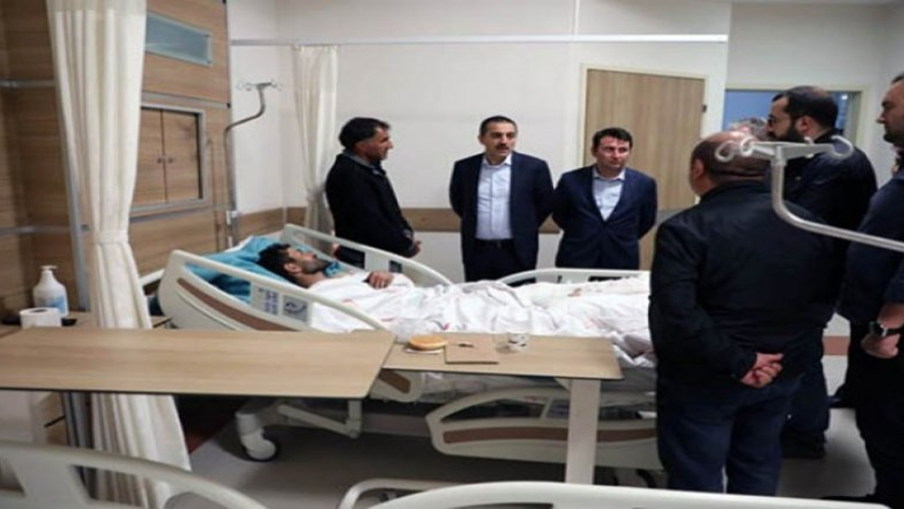 Kars'ta Vali Türker Öksüz, yaralıları ziyaret etti
