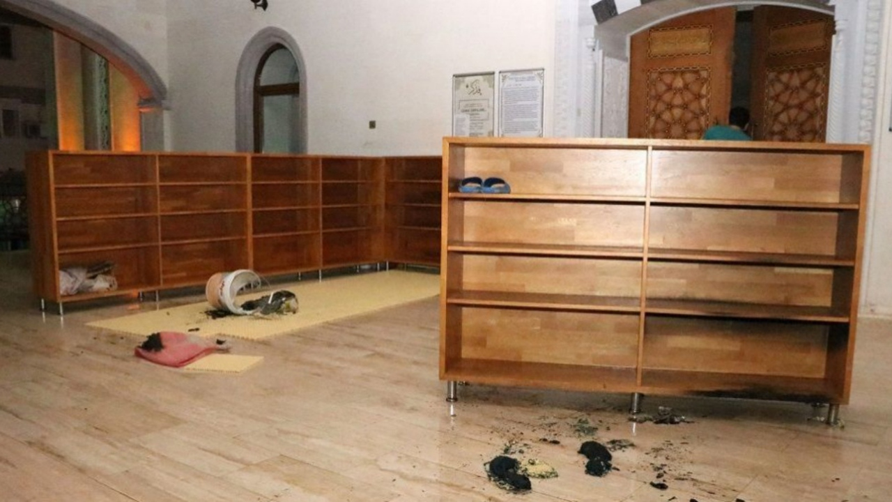 Kapalı olmasına sinirlendiği camiyi ateşe verdi!