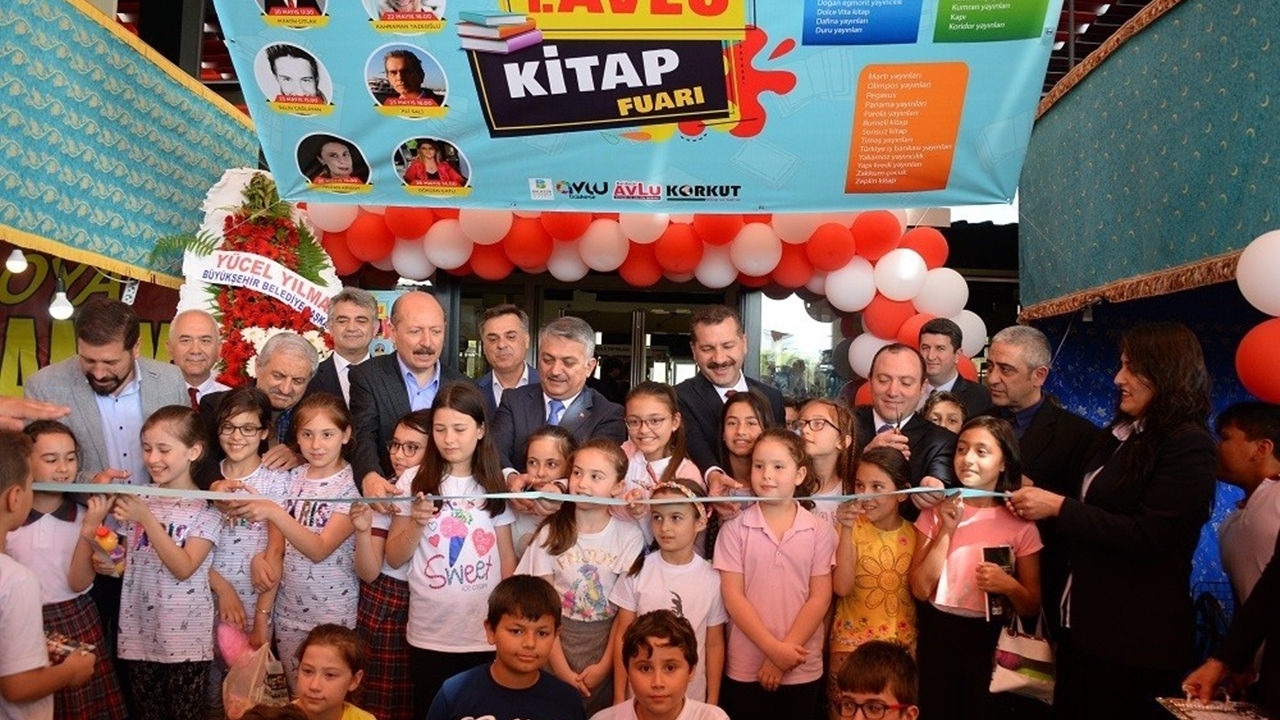 Balıkesir'de Vali Ersin Yazıcı, Kitap fuarını ziyaret etti