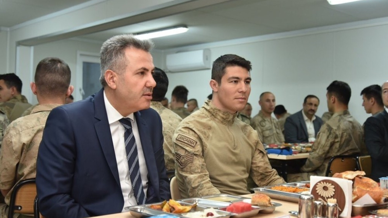 Ağrı'da Vali Süleyman Elban, Doğubayazıt’ta askerle iftarda buluştu