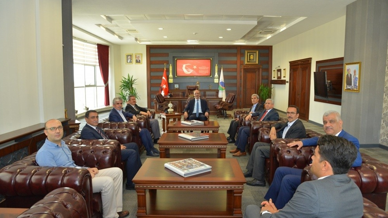 Kırşehir'de Rektör Vatan Karakaya, ‘Turuncu Bayrak’ alan yöneticilere teşekkür etti