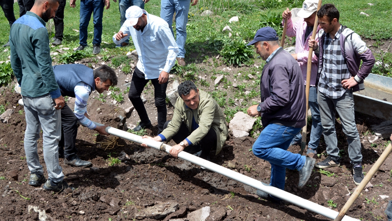 Ardahan'da Başkan Faruk Demir, merada hayvan içme suyu çalışması başlattı