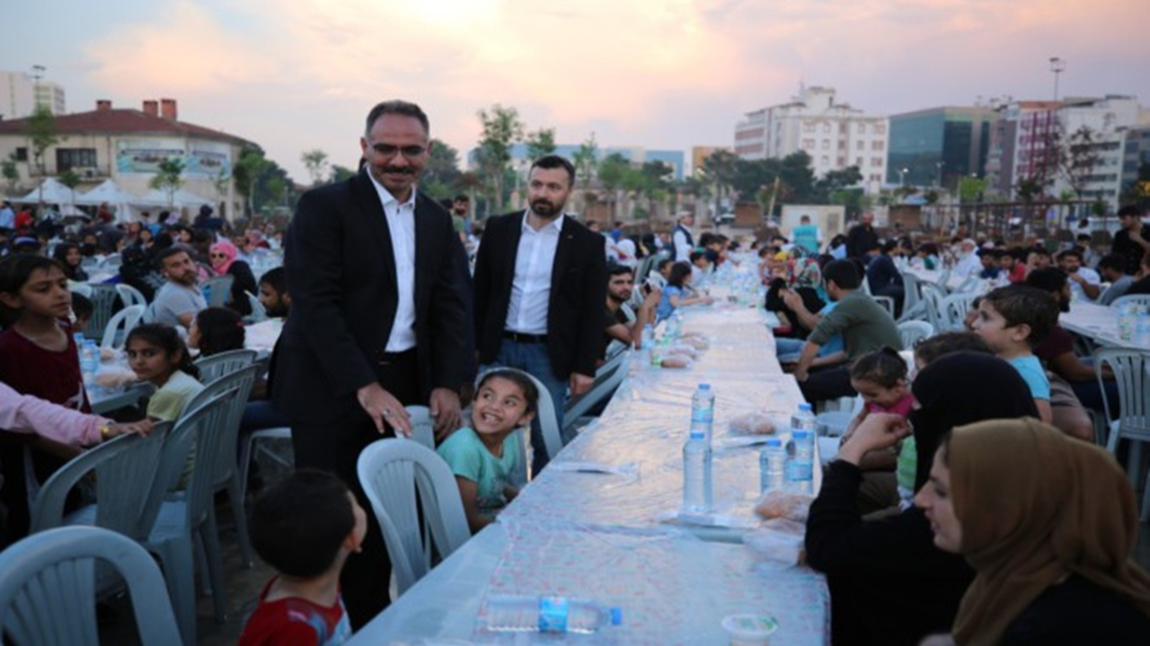 Şanlıurfa'da Mehmet Kuş, kardeşlik sofrasında vatandaşlarla bir araya geldi