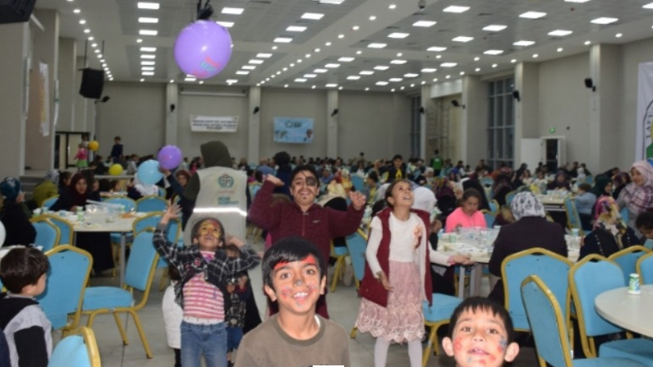 Bitlis Tatvan’daki yetim aileler iftarda bir araya geldi