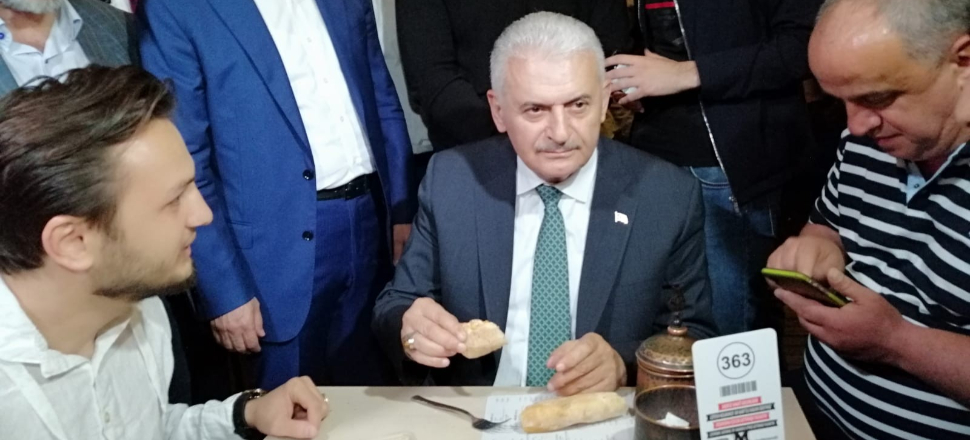 Binali Yıldırım ile vatandaş arasında güldüren diyalog!