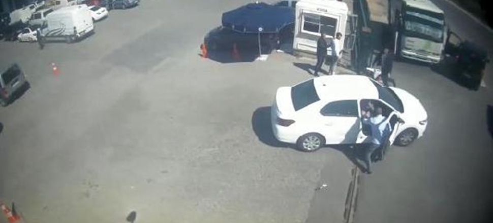 Polis camı açık olan aracın içerisine atladı...
