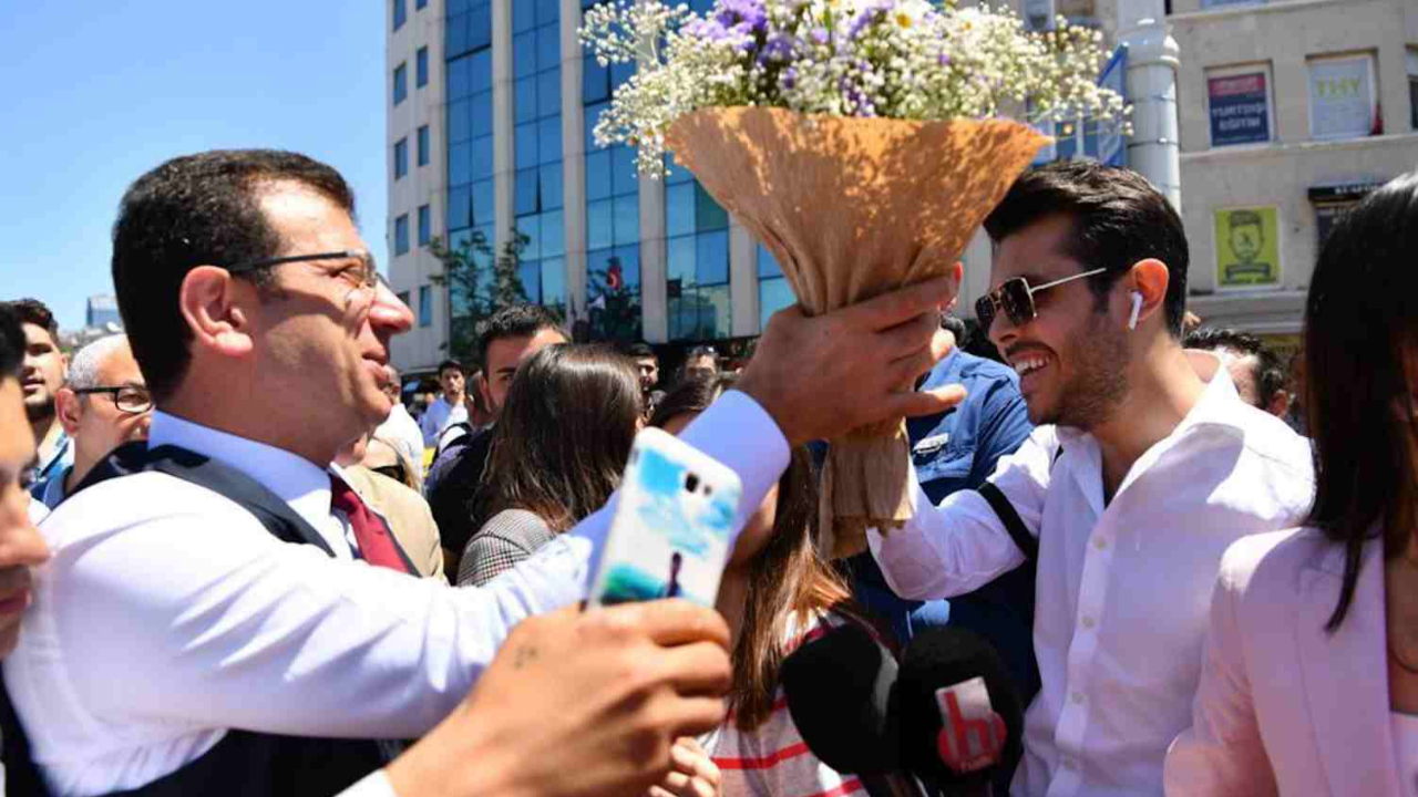 Suriyeli genç sevgilisine aldığı çiçeği İmamoğlu'na verdi!