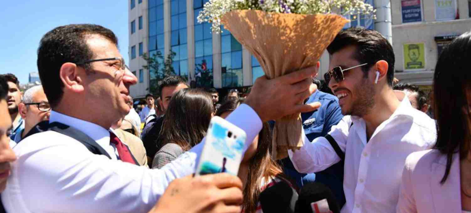 Suriyeli genç sevgilisine aldığı çiçeği İmamoğlu'na verdi!