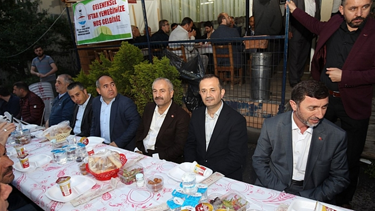 Kocaeli'de Başkan Zinnur Büyükgöz iftarını gençlerle açtı