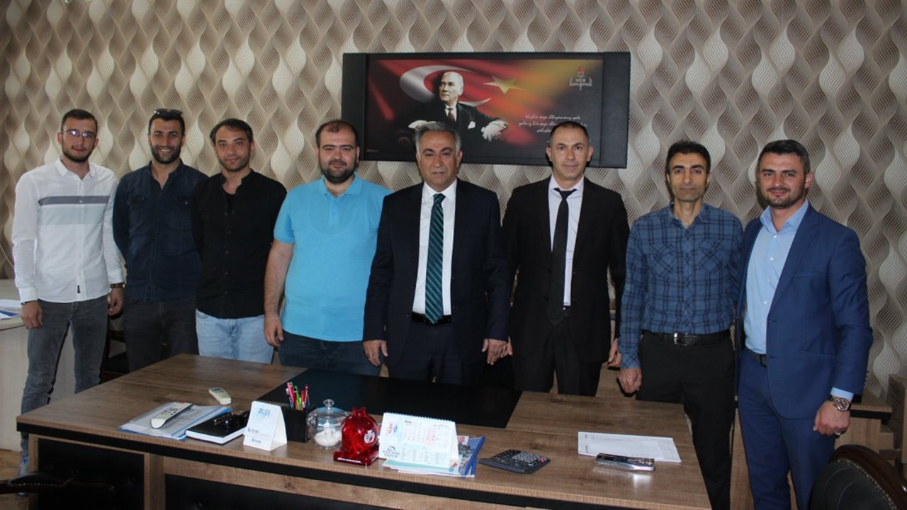 Iğdır'da Hakan Gönen, ödül alan okulu kutladı