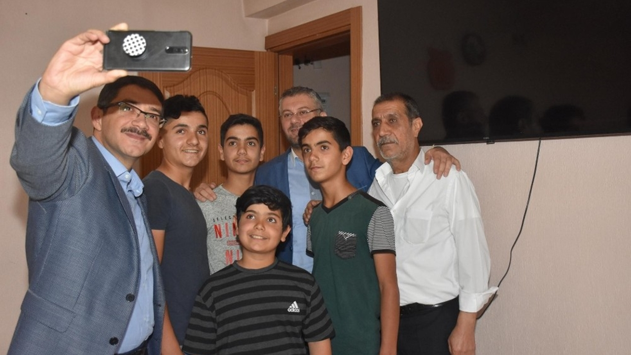 Manisa'da Başkan Ömer Faruk Çelik’ten çocuklara ’Okuyun’ tavsiyesi