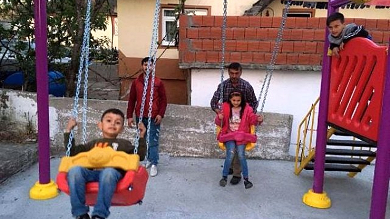 Cenk Eren yıkılan parkın yerine yeni bir park yaptırdı!