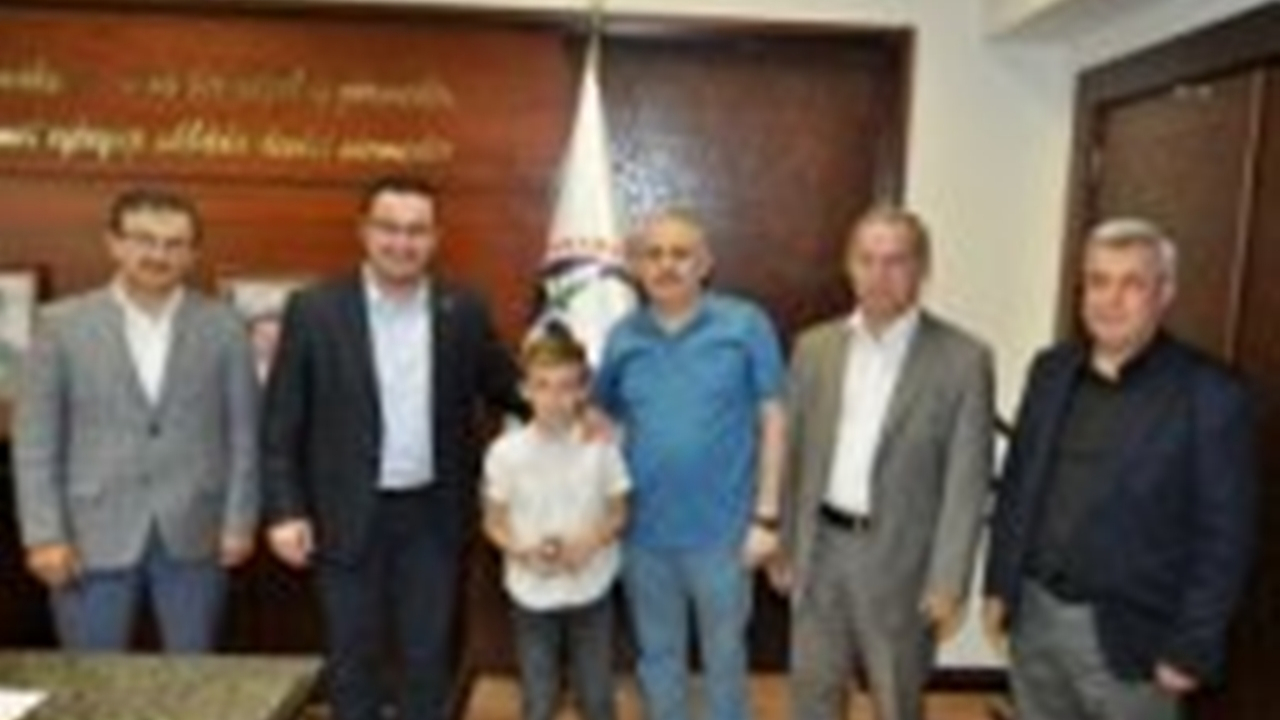 Bursa'da Başkan Mehmet Kanar’dan küçük matematikçiye ödül