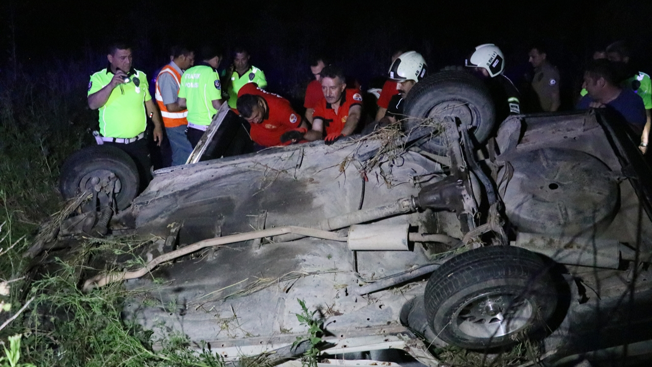Adana'da otomobil şarampole yuvarlandı...