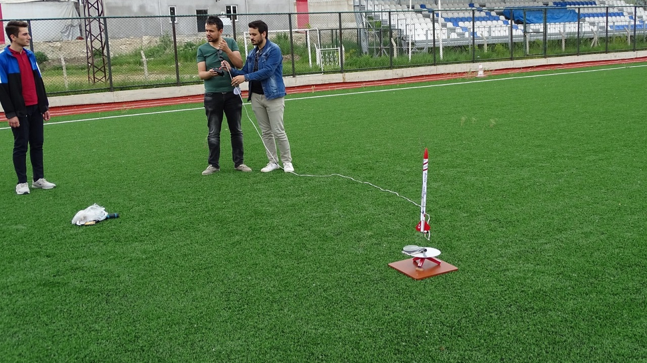 "Yerli roket" yaptık dediler, okul müdürünün adını verip ateşlediler!
