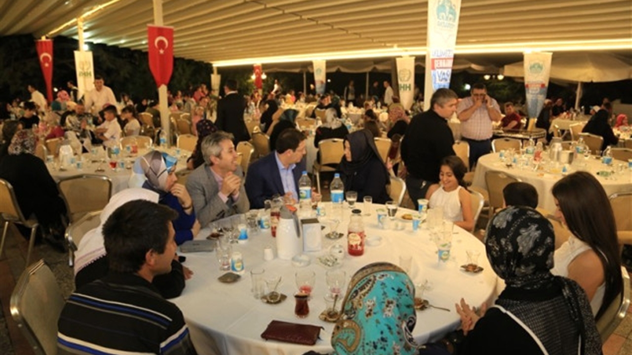 Adıyaman'da yetimler iftarda buluştu