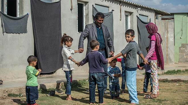 Arazisine odalar yaptırıp Suriyeli sığınmacıları yerleştirdi