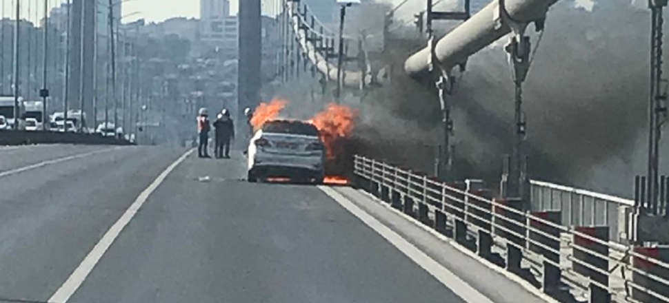 Aracını ateşe verip köprüden atladı...