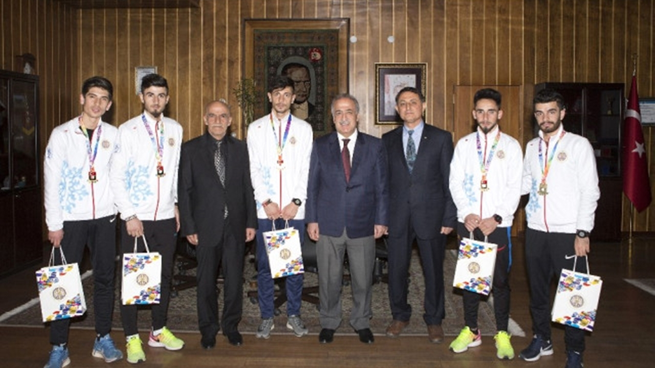 Erzurum'da Şampiyon Kros Takımı, Rektör Ömer Çomaklı’yı ziyaret etti