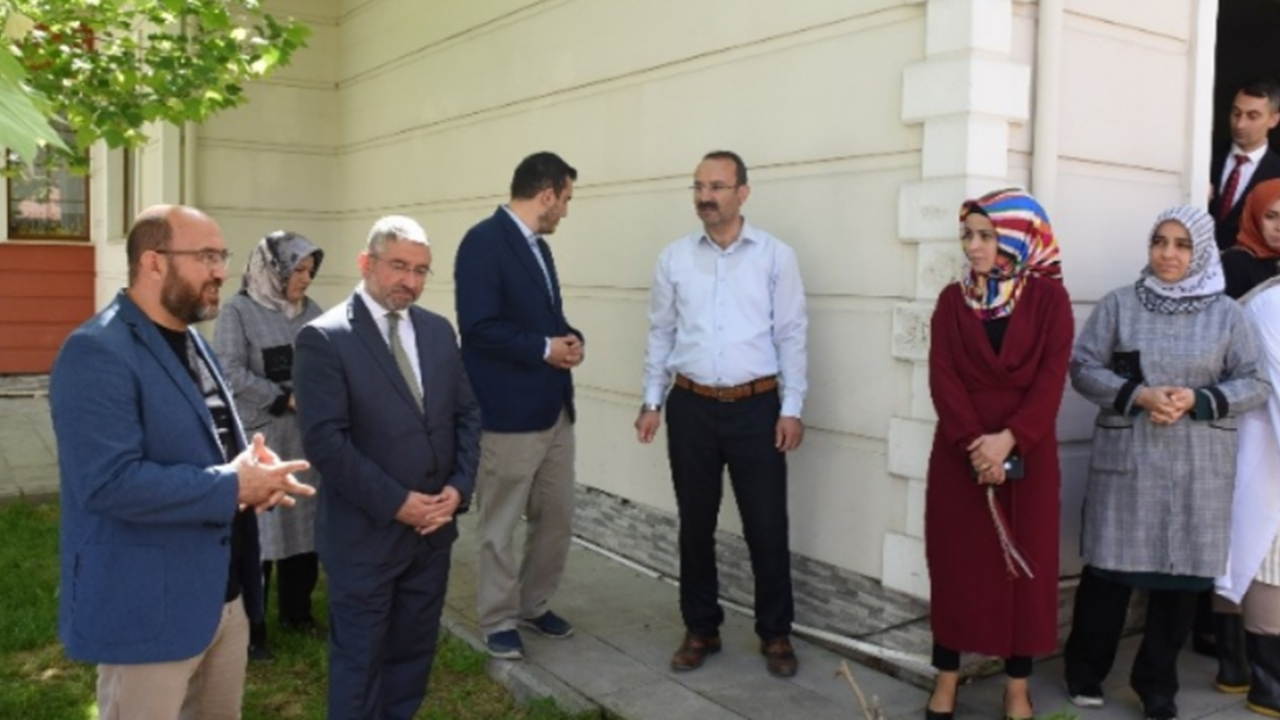Çorum'da Başkan Halil İbrahim Aşgın öğrenciler fide dikti