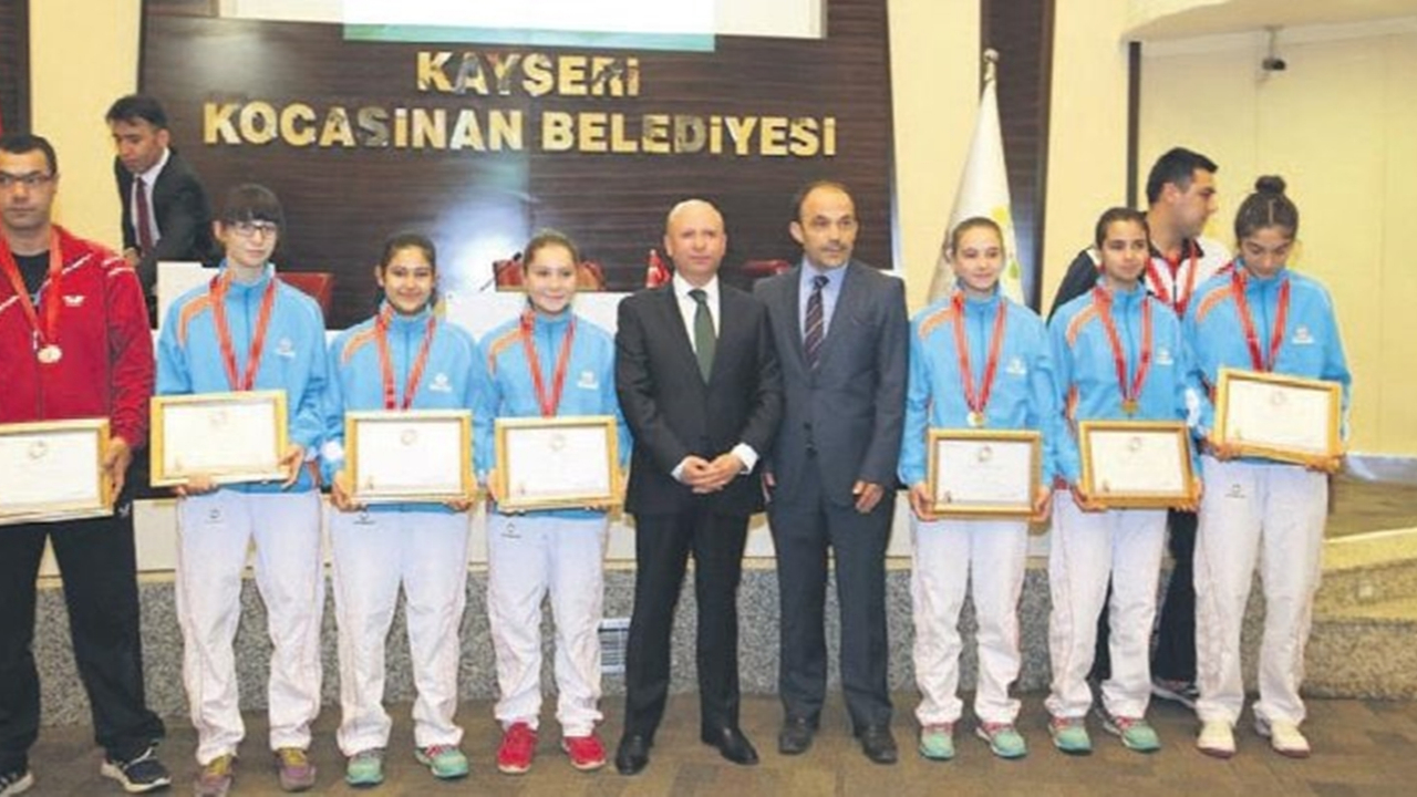 Kayseri'de Başkan Ahmet Çolakbayrakdar, sporcuları ödüllendirdi