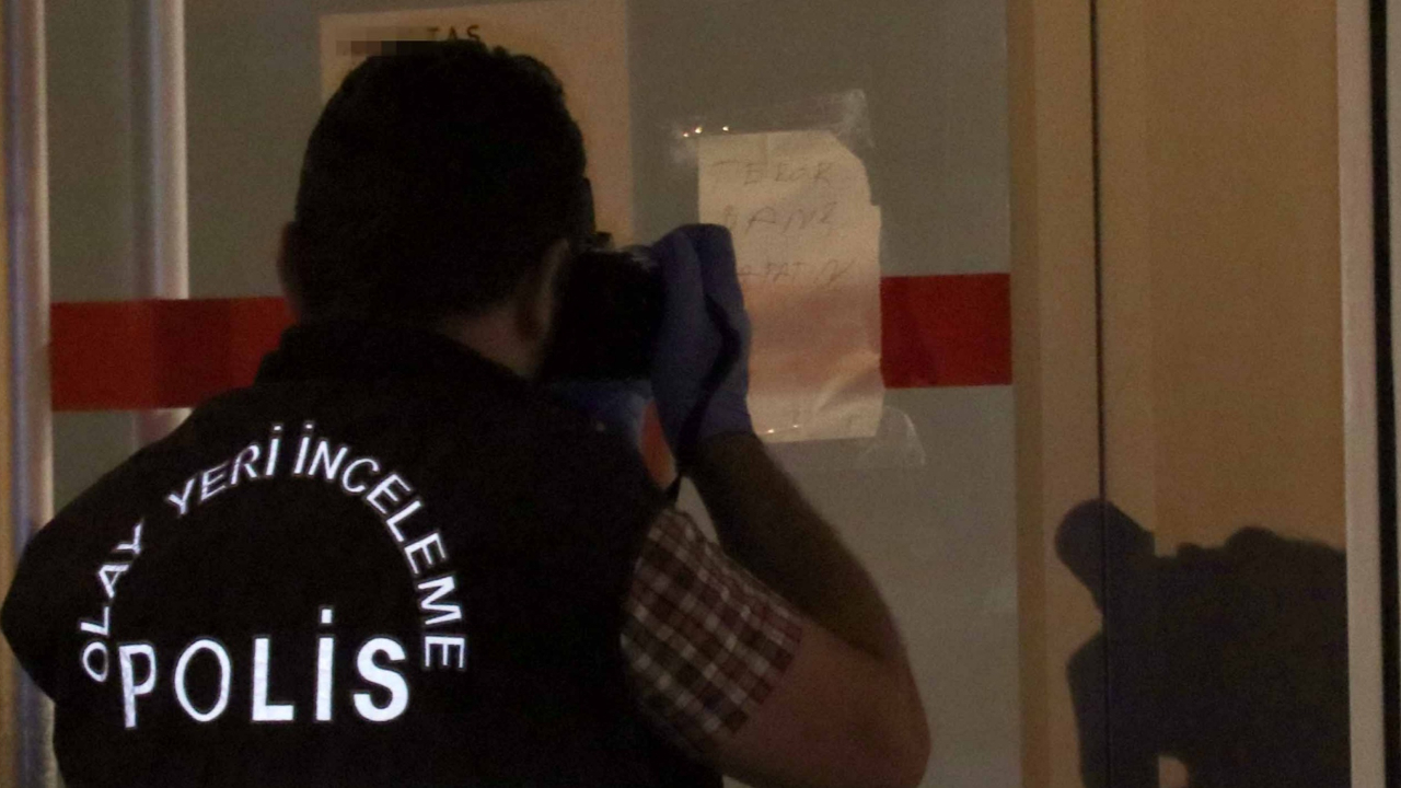 Banka kapısındaki not ekipleri alarma geçirdi!