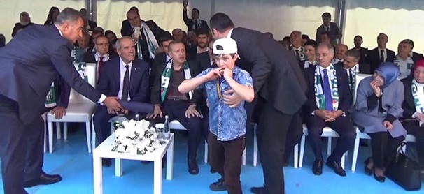 Erdoğan kucakladı, küçük çocuk Esed'e isyan etti