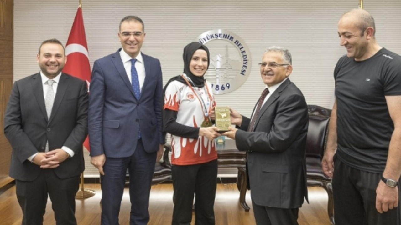 Kayseri'de Başkan Memduh Büyükkılıç şampiyonu ödüllendirdi