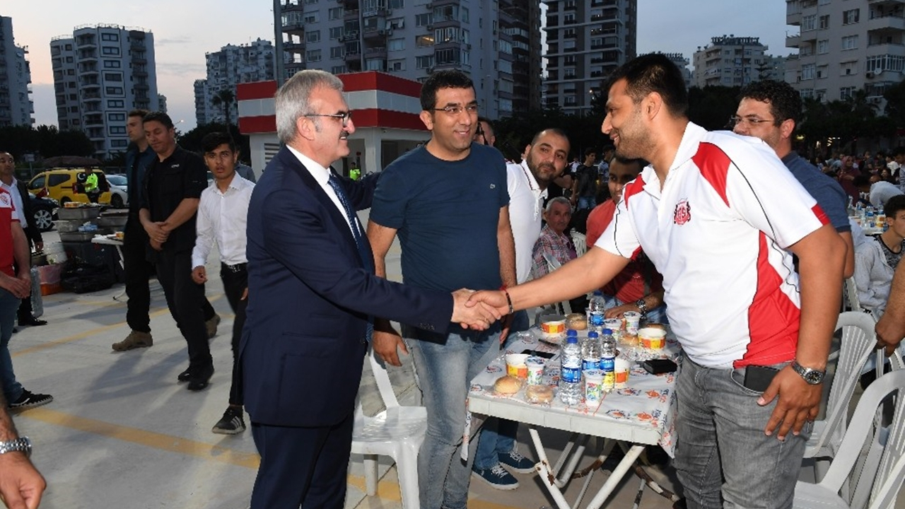 Antalya'da Vali Münir Karaloğlu Antalyaspor taraftarıyla iftarda buluştu