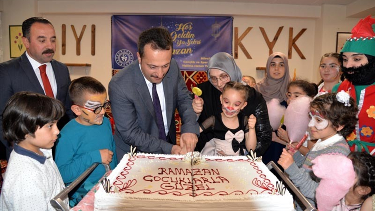 Bilecik'te Vali Bilal Şentürk, üniversite öğrencileriyle iftar yaptı