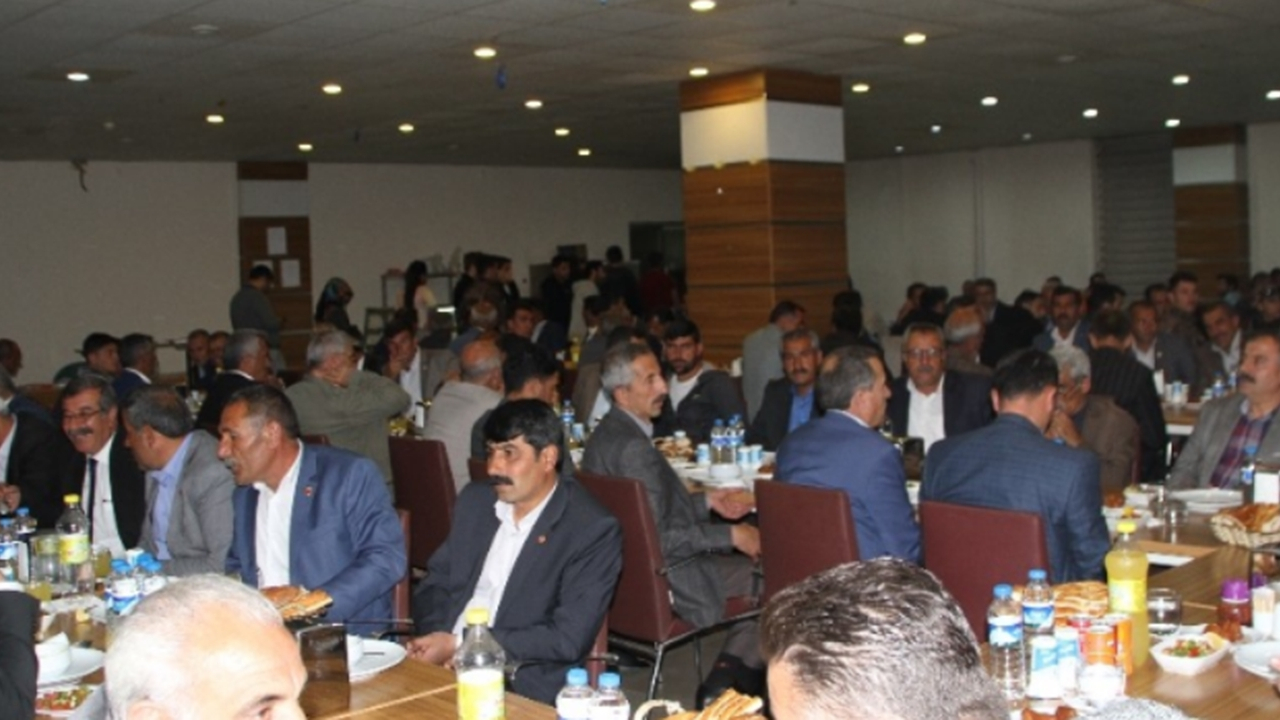 Muş'ta Kaymakam Emre Yalçın, muhtarlarla iftarda buluştu