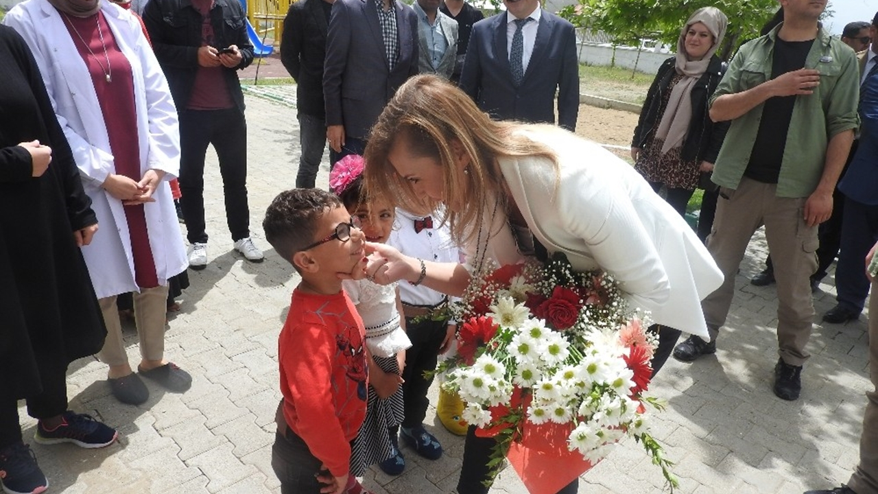 Van'da Kaymakam Meral Uçar, öğrencilere süt dağıttı