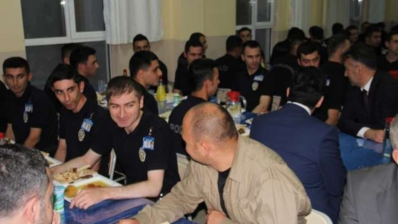 Bitlis'te Vali Oktay Çağatay, polis adaylarıyla iftar yaptı