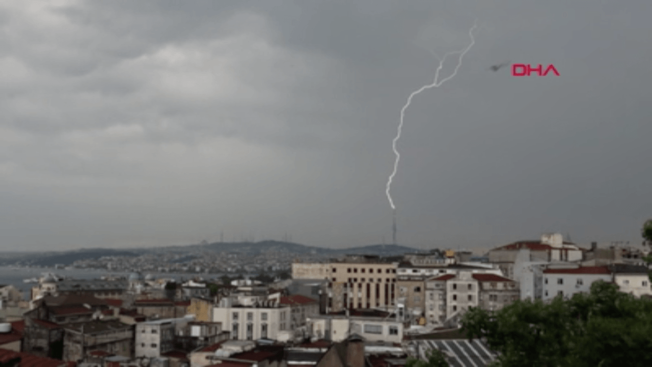 Çamlıca Kulesi'ne yıldırım düştü!