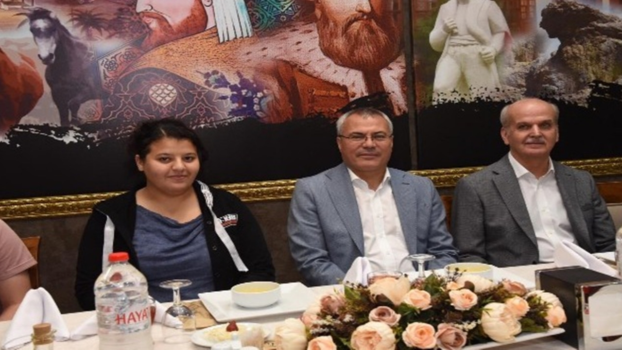 Manisa'da Vali Ahmet Deniz, yabancı öğrencilerle iftar yaptı