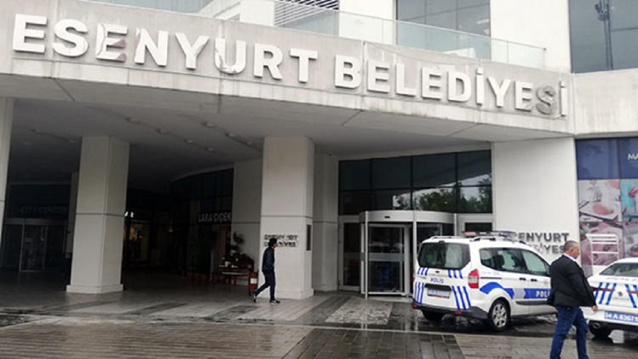 Esenyurt belediyesinde bıçaklı intihar girişimi