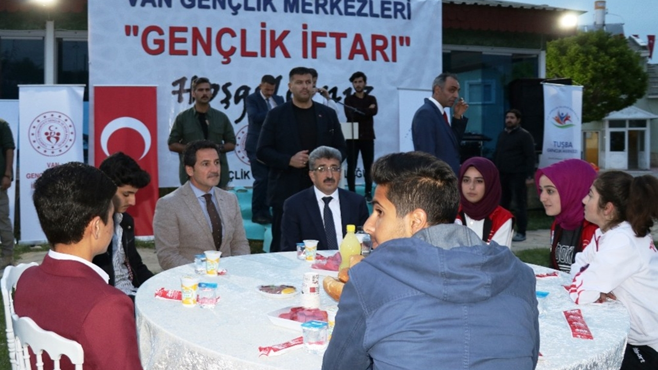 Van'da Vali Mehmet Emin Bilmez gençlerle iftar yaptı