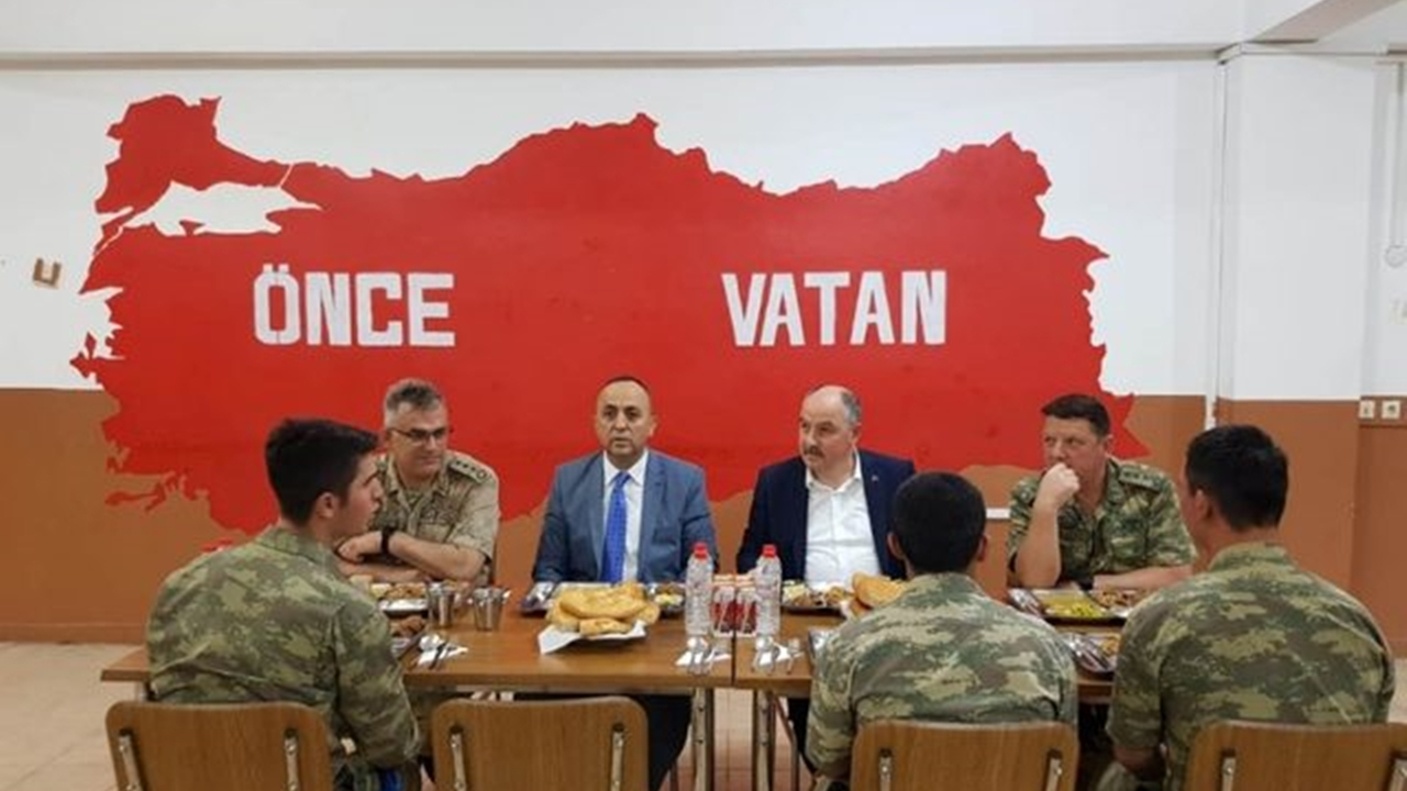 Osmaniye'de Vali Ömer Faruk Coşkun Mehmetçikle iftarda buluştu