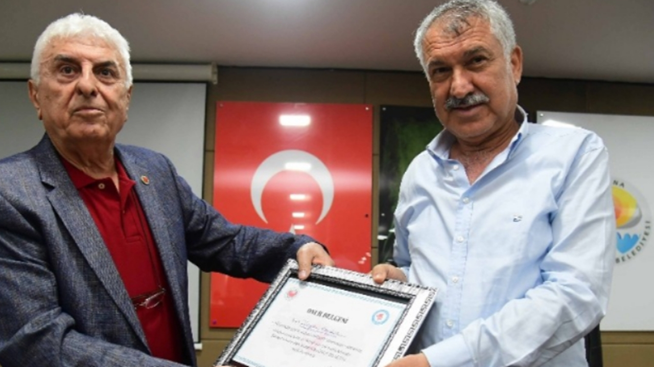 Adana'da muhtarlardan Başkan Zeydan Karalar’a onur belgesi