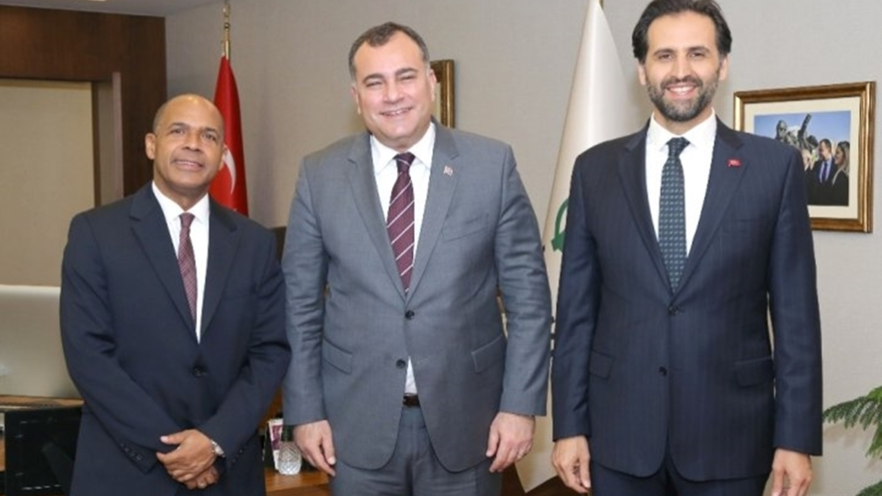 Ankara'da Küba Büyükelçisi Alper Taşdelen’i ziyaret etti
