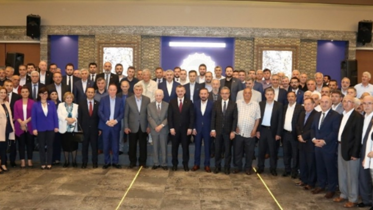 Kocaeli'de Tahir Büyükakın, eski başkanlarla iftarda buluştu