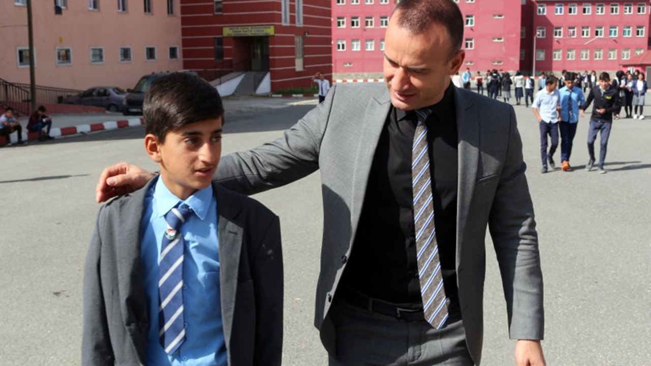 Ağrı Milli Eğitim Müdürü Mehmet Faruk Tekin okulları ziyaret etti