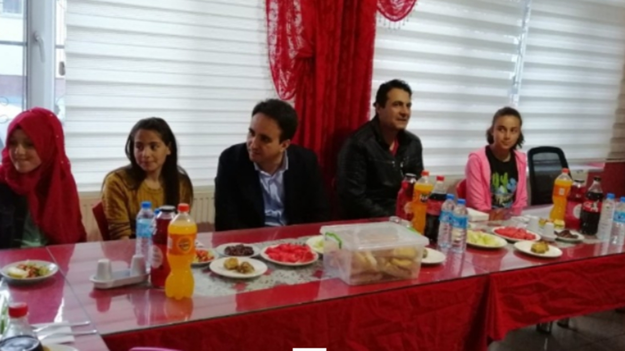 Van'da Kaymakam Tekin Dundan öğrencilerle iftar açtı